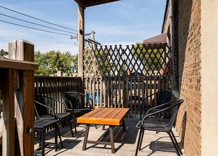 Flexhome Ukrainian Village 2Br D2